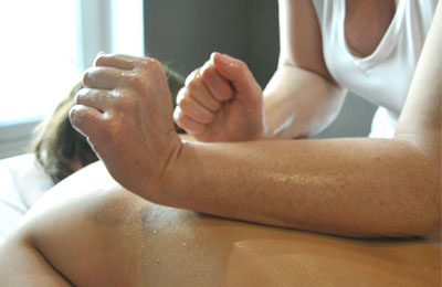 Massage Lomi Lomi d'insipiration hawaïenne dans l'espace bien-être IFM Marseille Massage