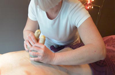 Séance de massage balinais aux tampons d'épices à IFM Marseille Massage